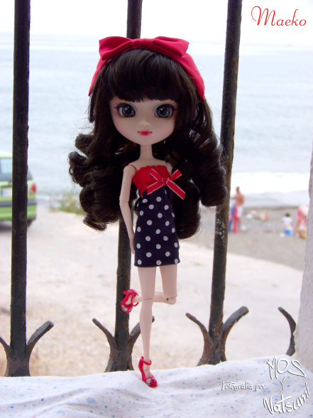 Maeko y una ventana a la playa y al mar